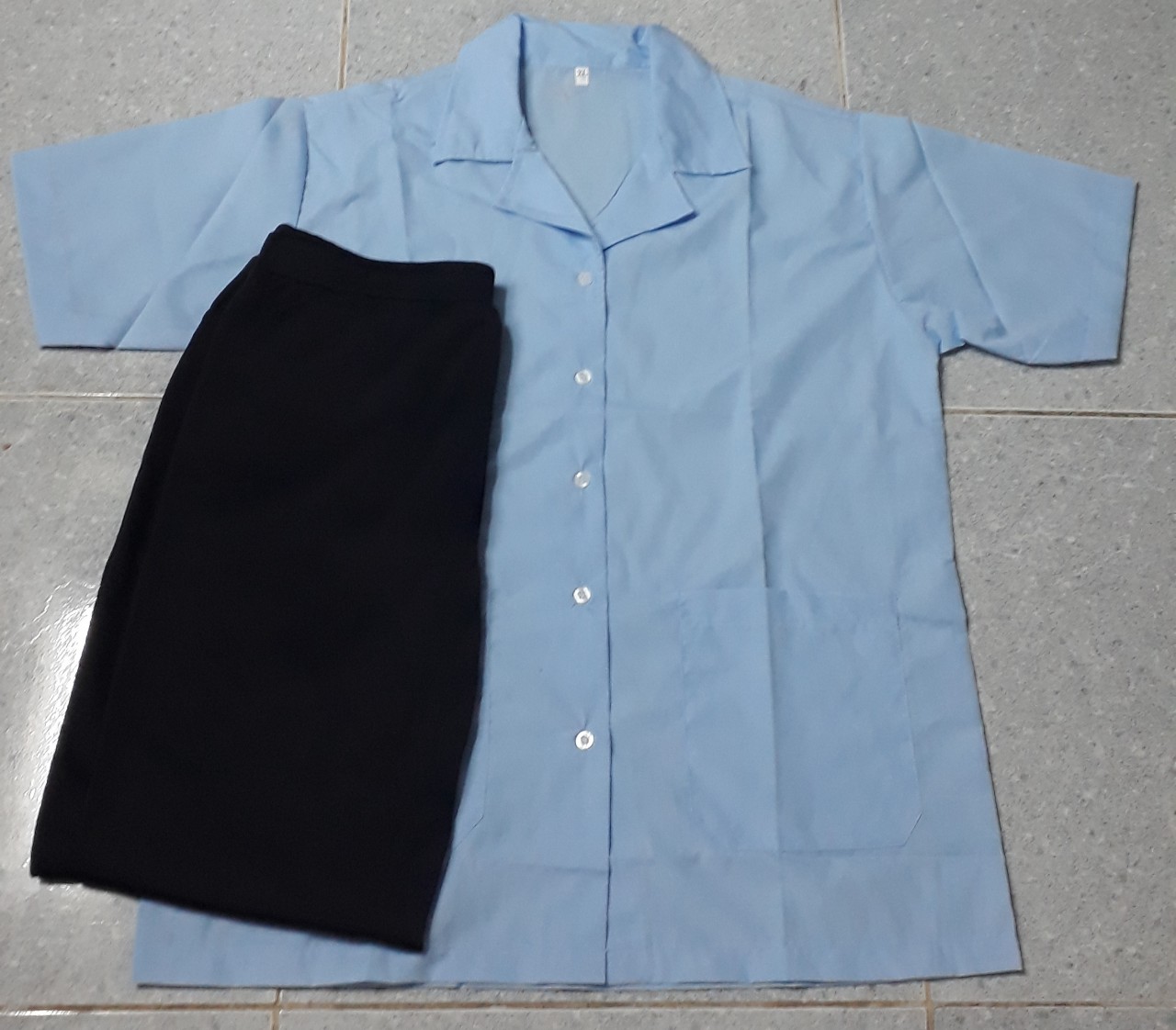 Bộ tạp vụ áo kate siêu màu xanh biển nhạt không viền, quần thun đen
